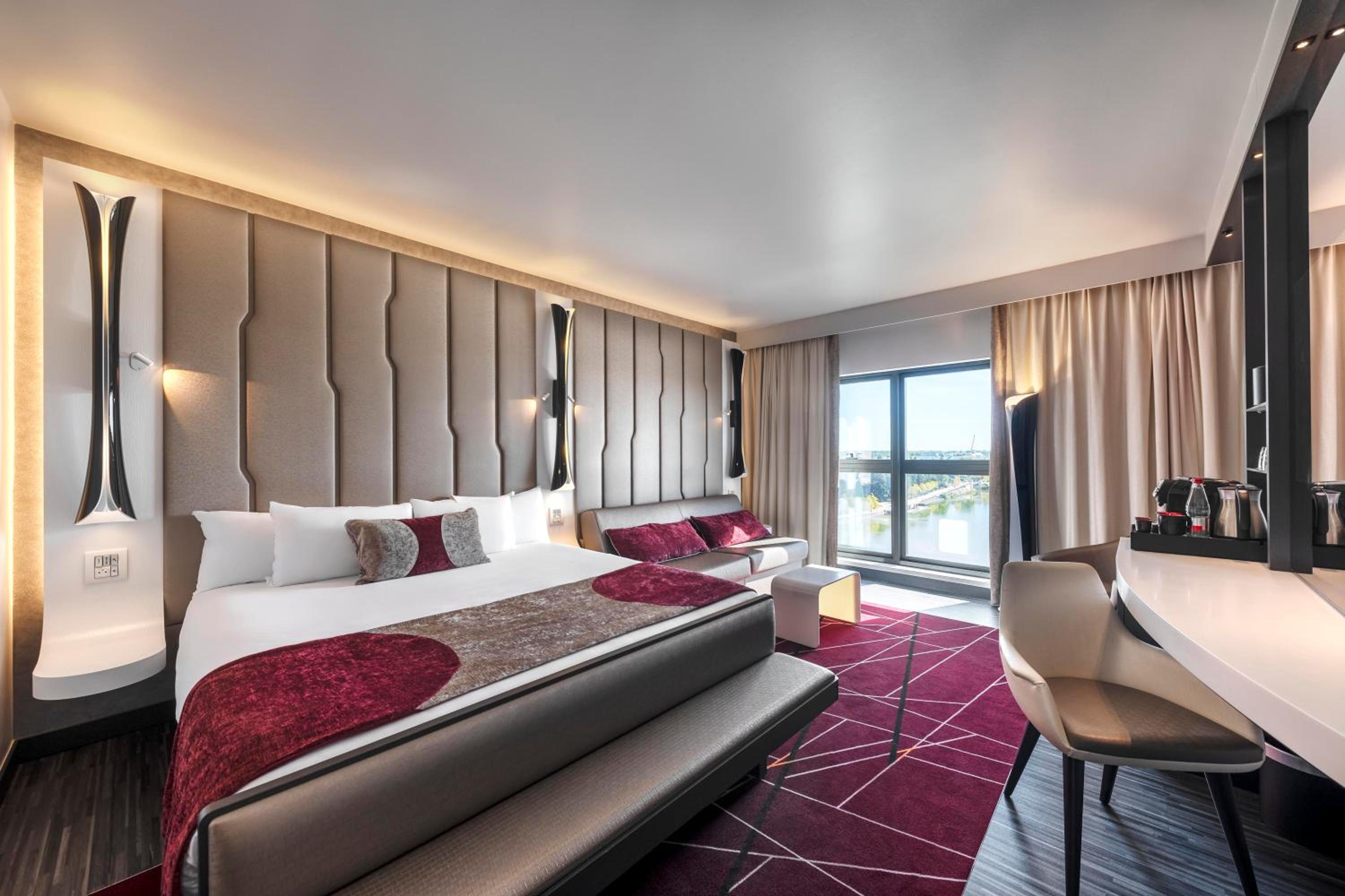Empire, 2 Double Beds, Lake View