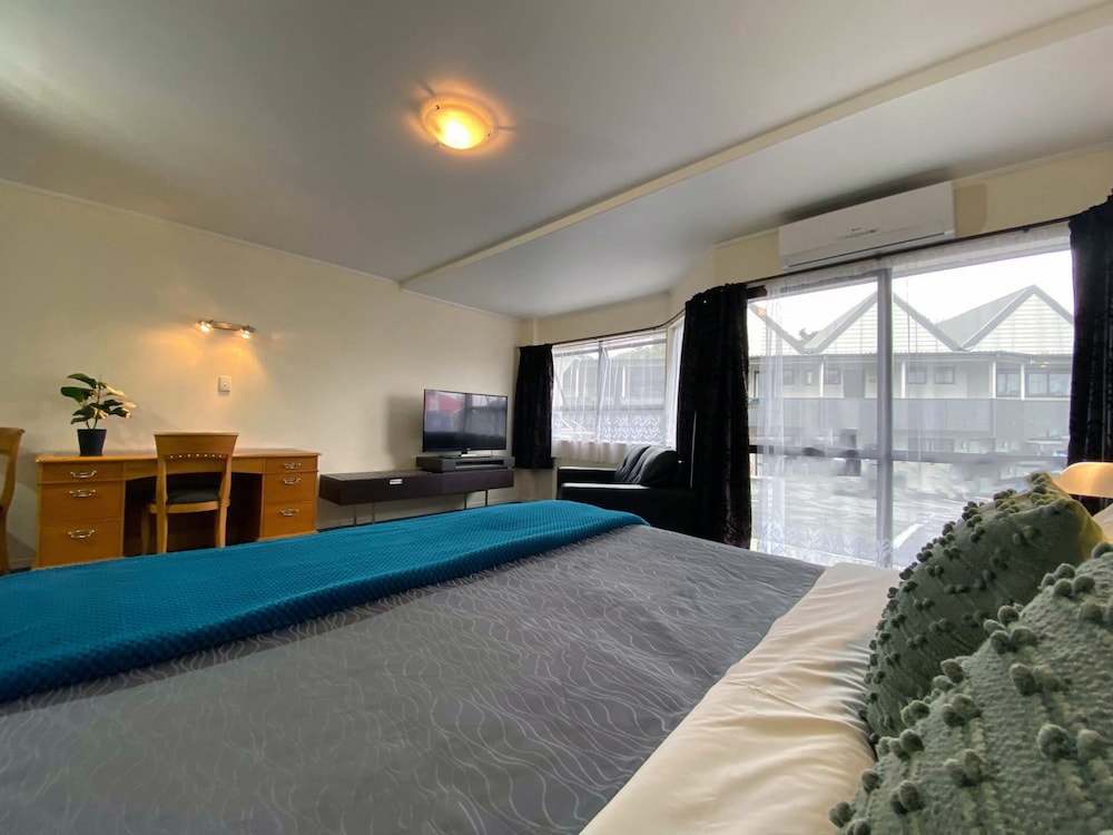 Pembrooke Motor Lodge, Whangarei 20/29
