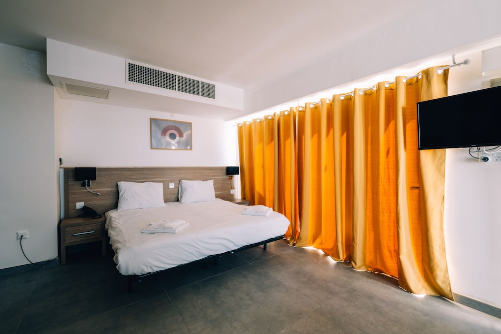 Primera Hotel 24/53