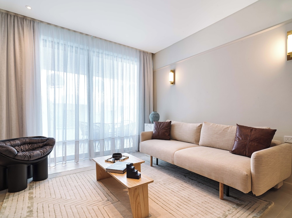 LIV Mackenzie Beach Suites 27/55