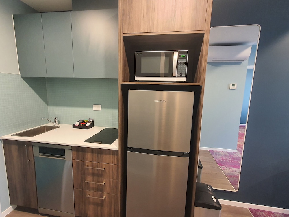 1 BEDROOM, APARTMENT, QUEEN BED