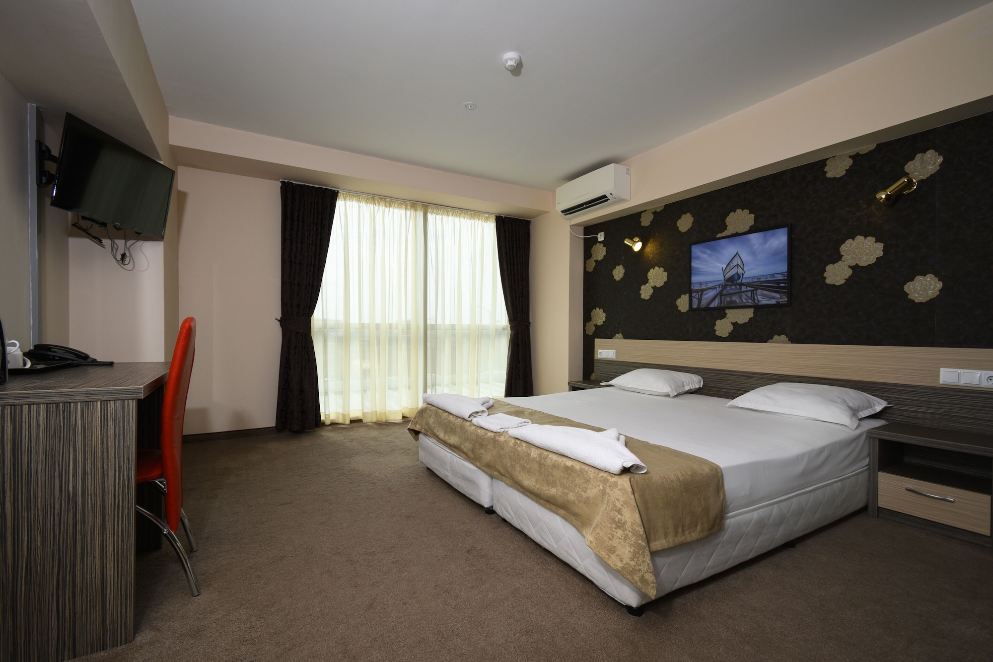 DELUXE, QUEEN BED, CITY VIEW