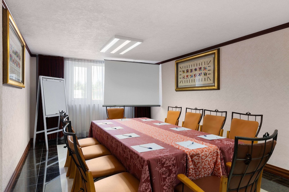 Howard Johnson by Wyndham Toluca 26/49