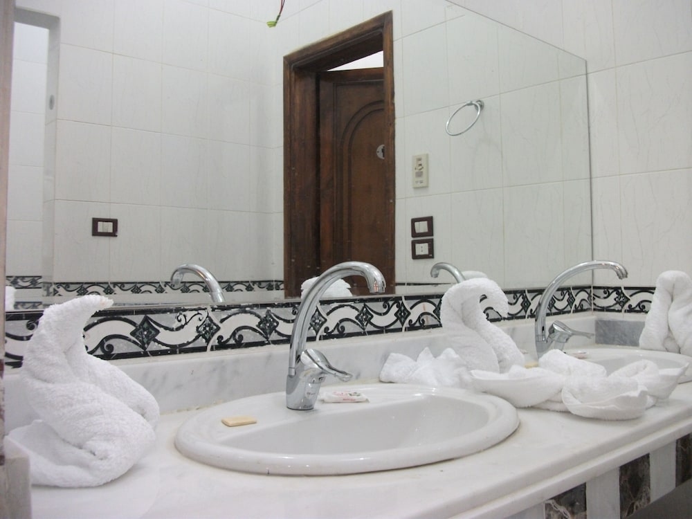 Alhambra Hotel 48/50