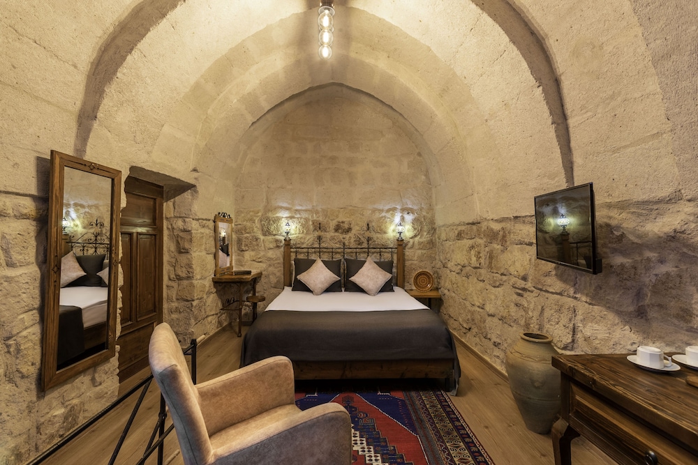 Maron Stone House 25/50