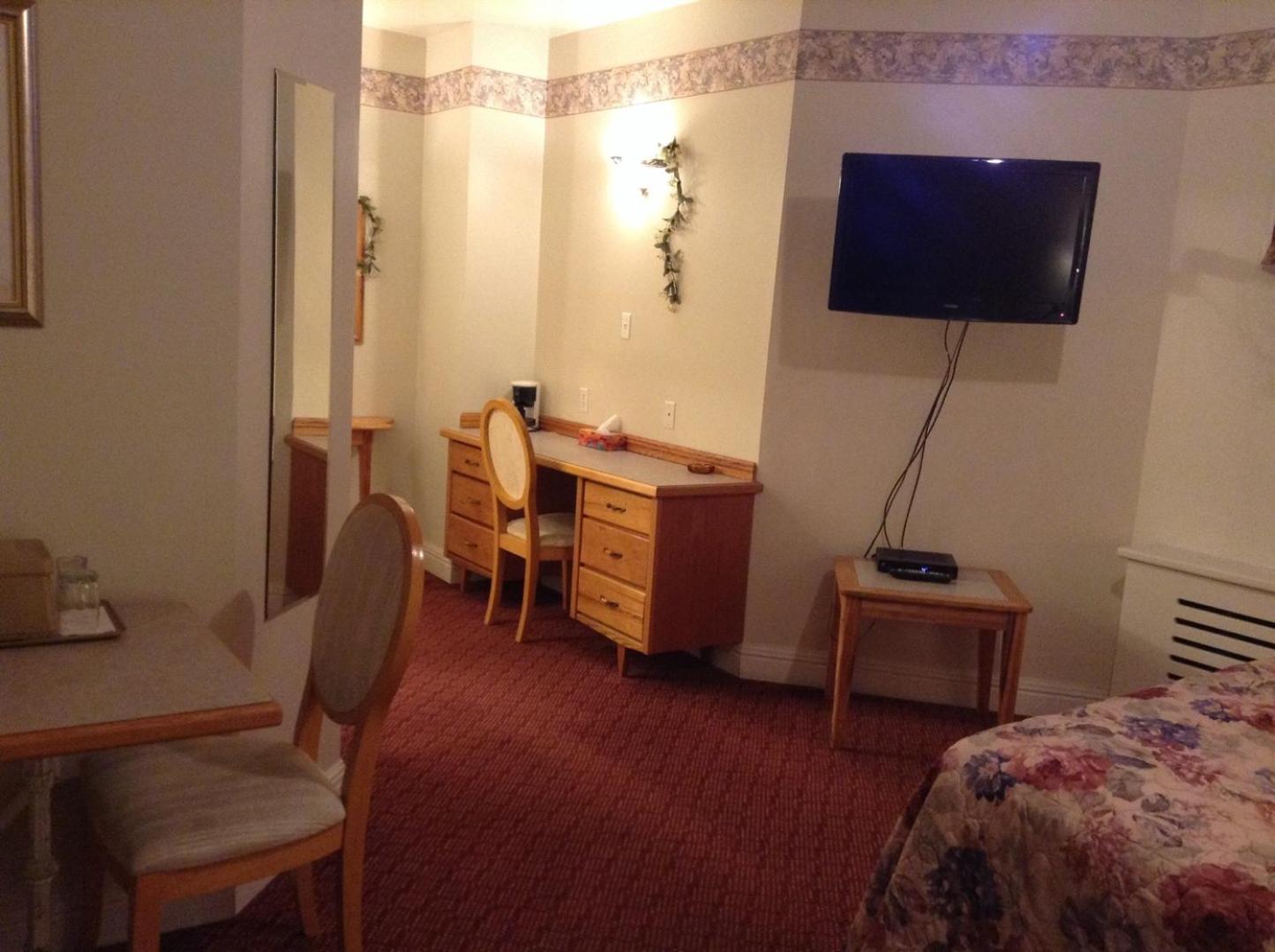 Lakeview Hotel 26/33