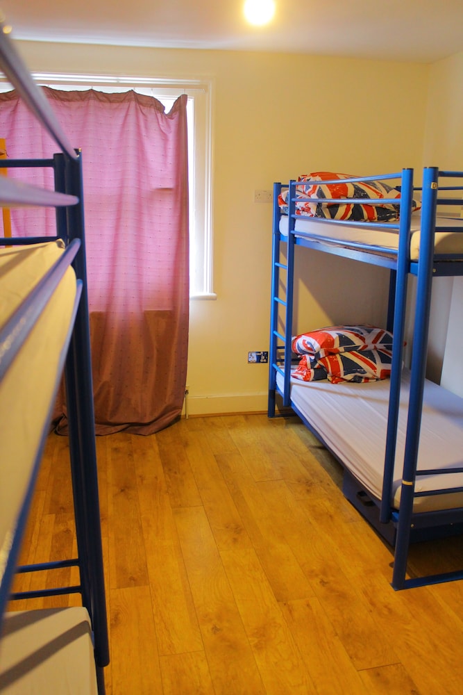 Saint James Backpackers 25/50