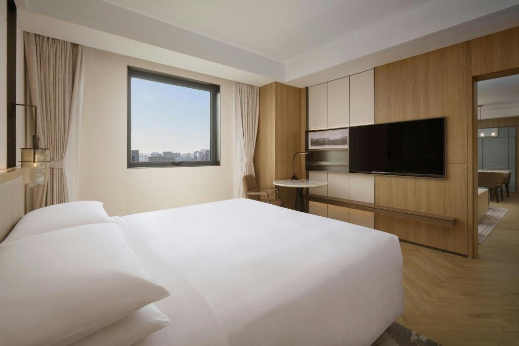 1 Bedroom, Presidential, Chairman, Suite, King Bed, City View, Executive Lounge Access