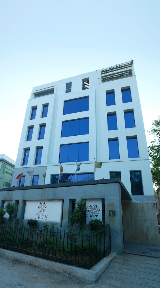 THE IRIS HOTEL 1/24