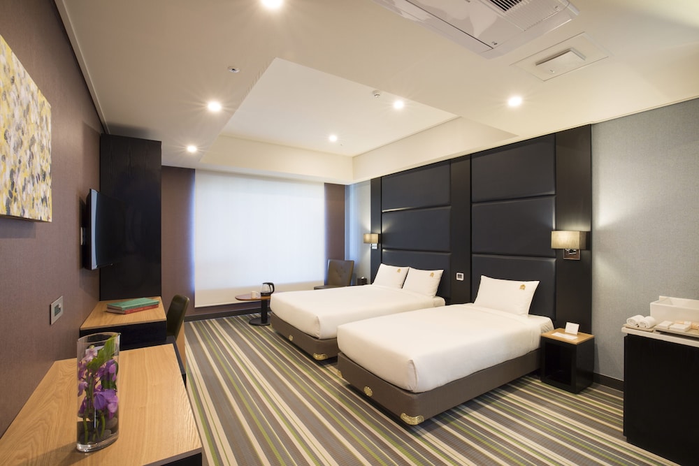 FAMILY, TWIN BEDS