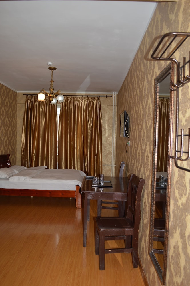 Land Hotel 35/50