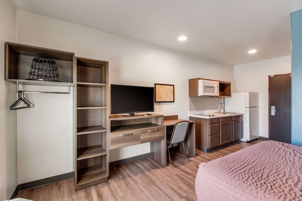 WoodSpring Suites Bakersfield Airport 16/27