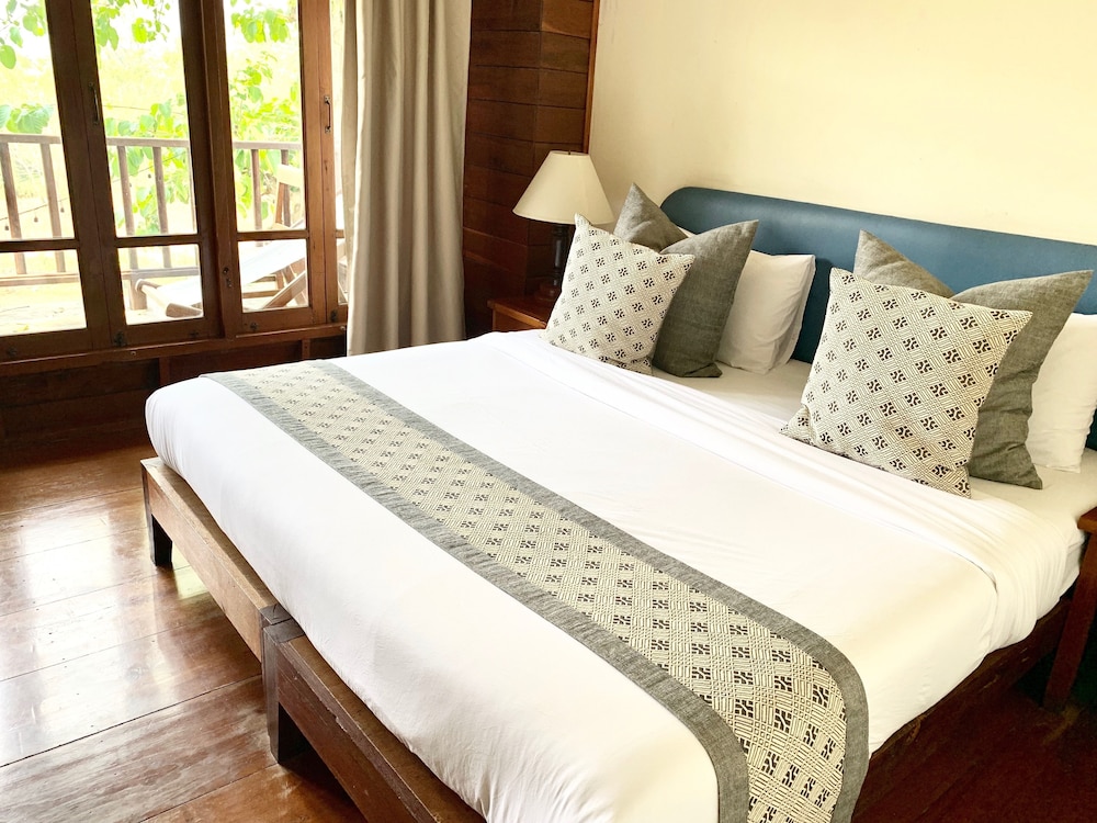 STANDARD, QUEEN BED, RIVER VIEW