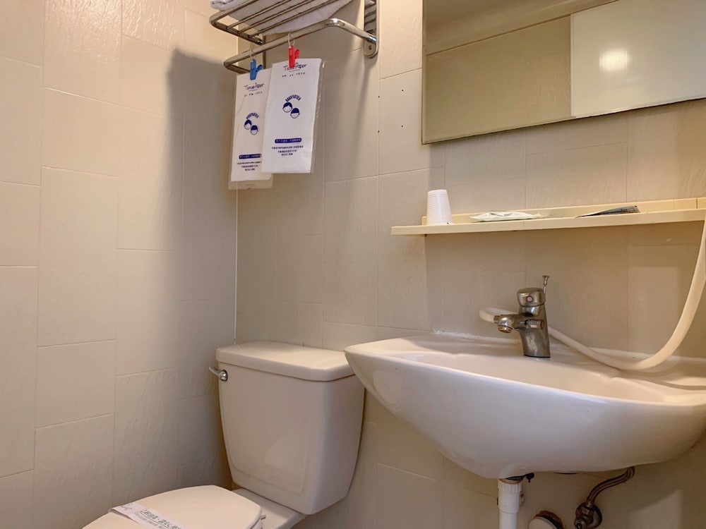 Ruei Gung Business Hotel 46/48