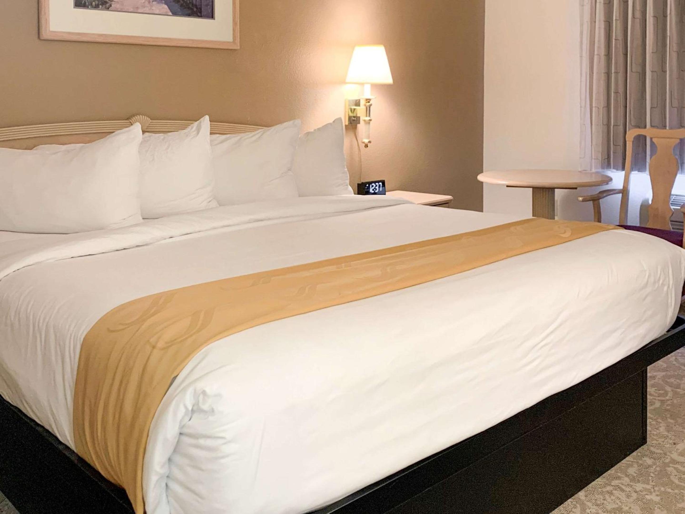 ROOM, QUEEN BED, ACCESSIBLE