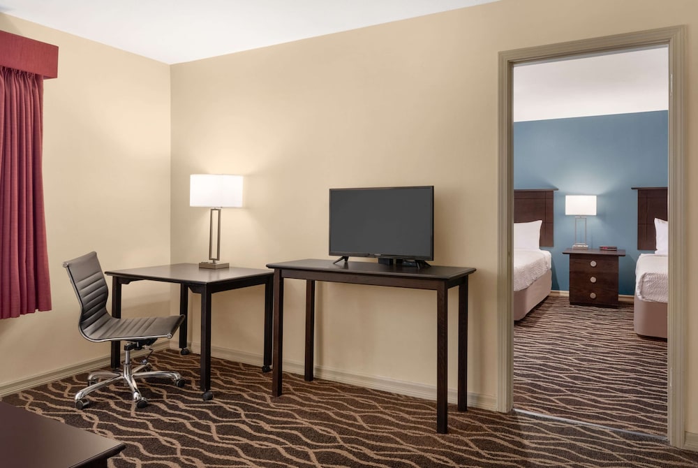 Days Inn & Suites by Wyndham Sikeston 40/51