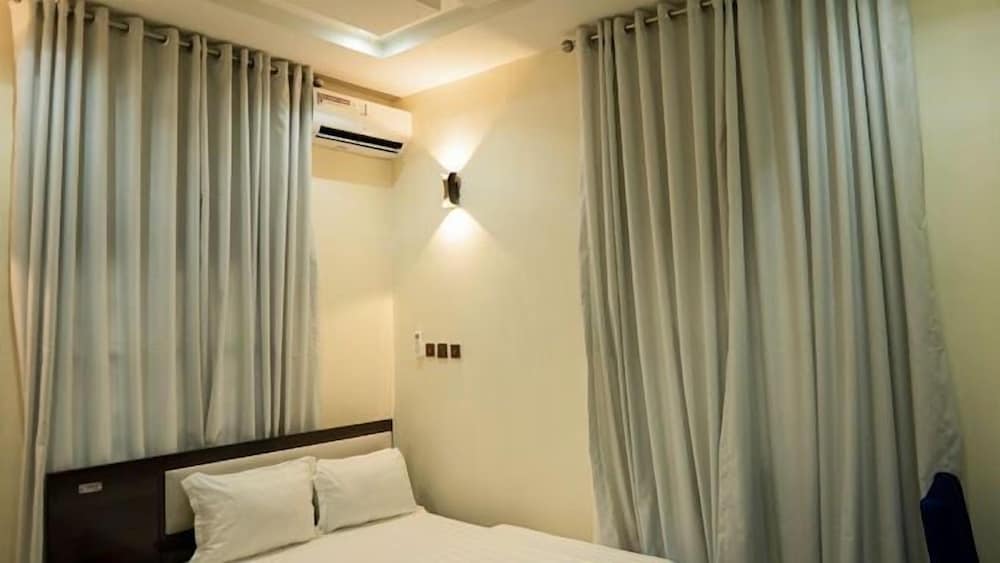 Grand Hyatt Hotels 18/50