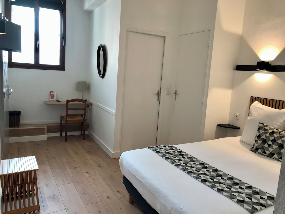 ROOM, TRIPLE, 1 DOUBLE AND 1 SINGLE BED