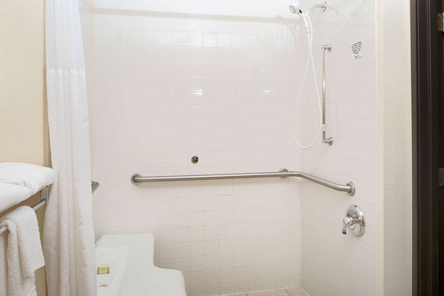 Super 8 by Wyndham Omaha Eppley Airport/Carter Lake 14/16