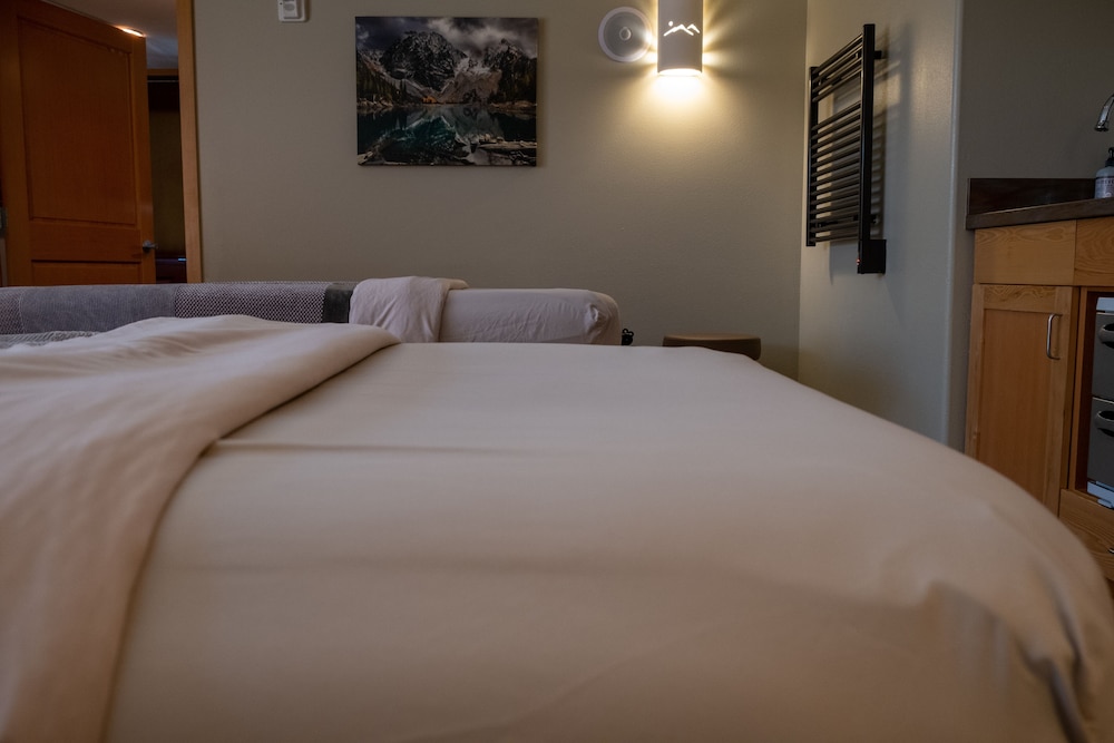 Sleeping Lady Mountain Resort 17/77