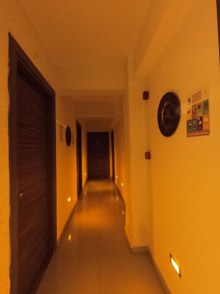 Ados Hotel 12/56