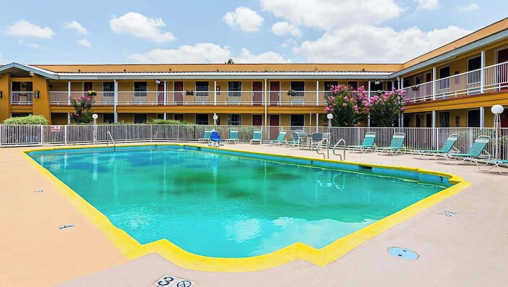 Rodeway Inn And Suites 10/48