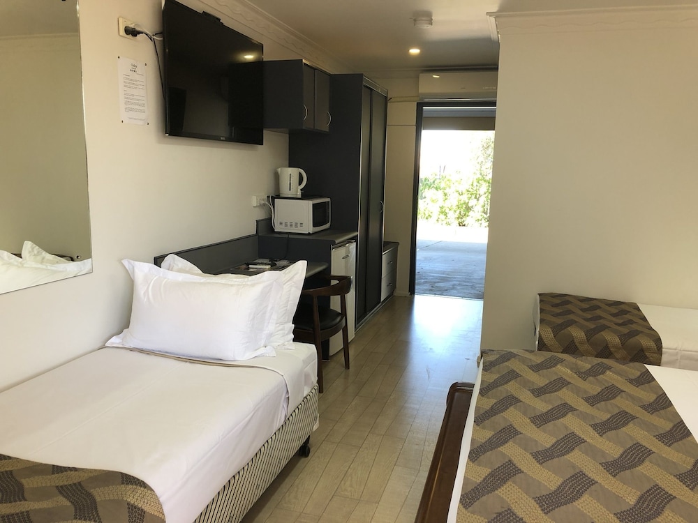 Oxley Motor Inn 12/43