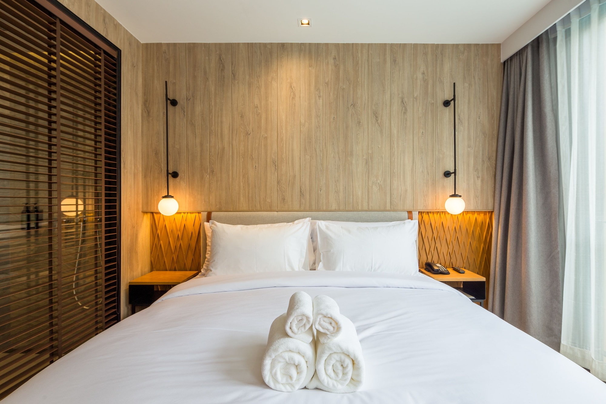 SUPERIOR, KING BED, POOL VIEW