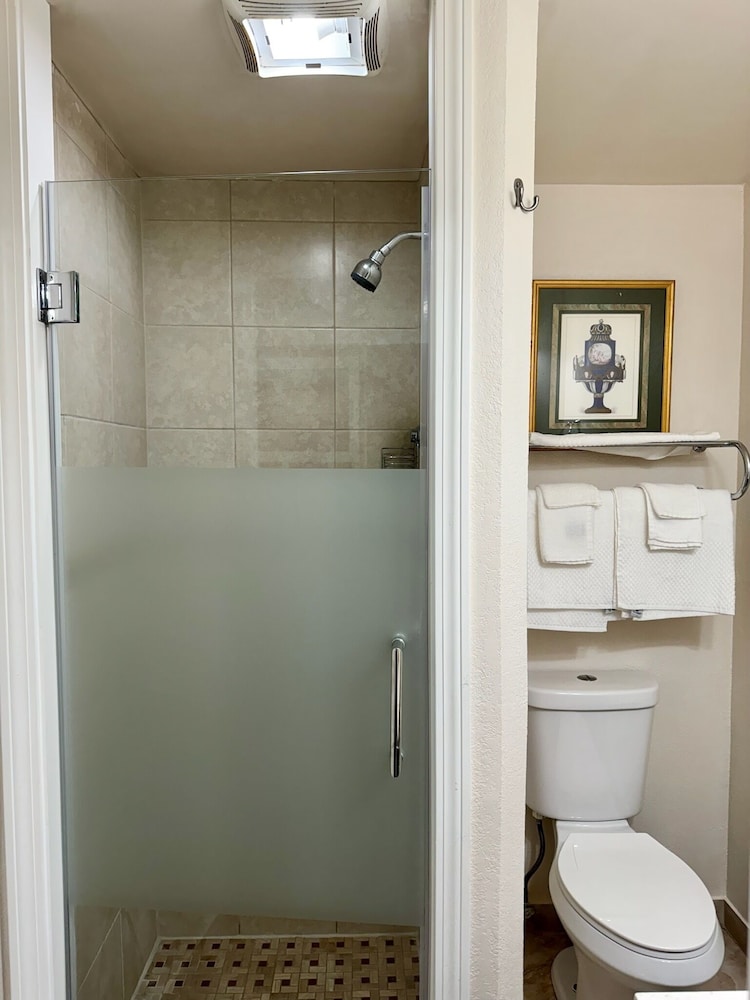 Rodeway Inn Adams, MA 30/34