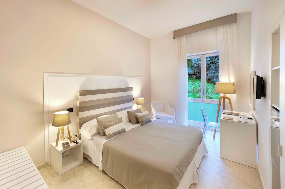 STANDARD, DOUBLE OR TWIN BED, GARDEN VIEW