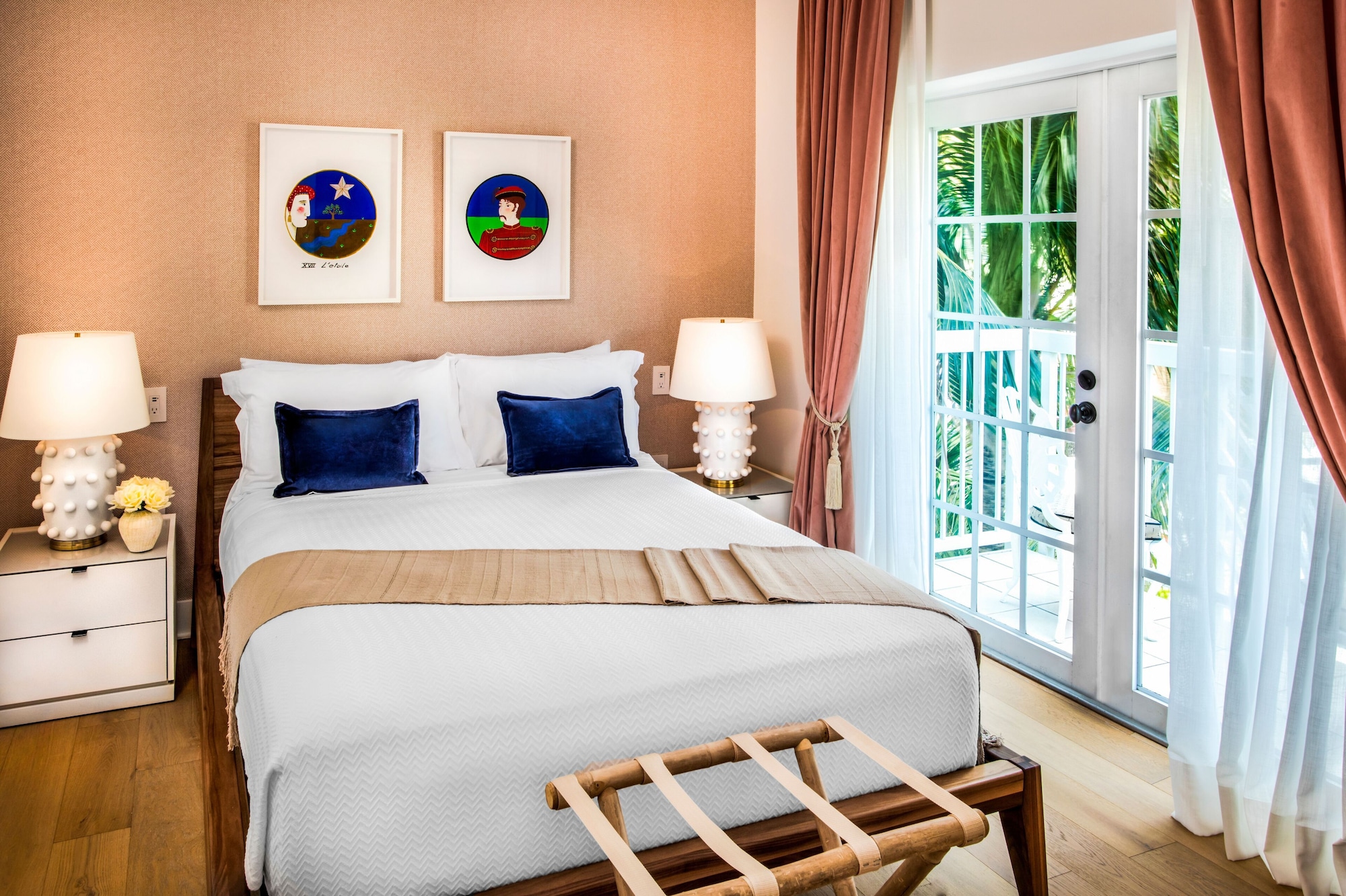 DELUXE, QUEEN BED
