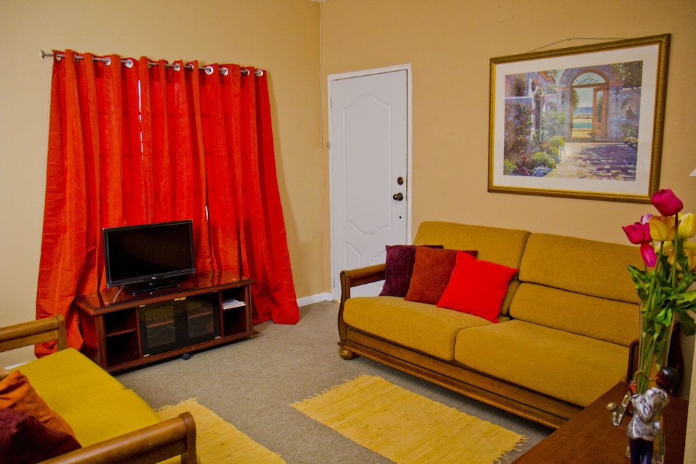 Port Of Spain Sunny Guest Apartment 4/8