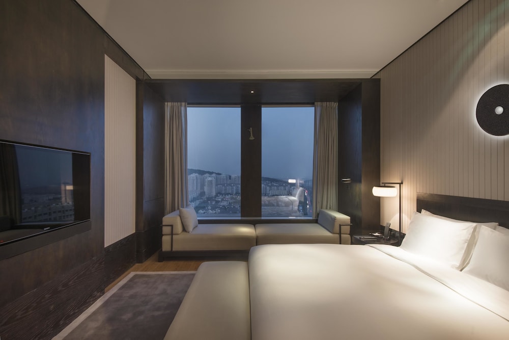 Hyatt Regency Wuhan Optics Valley 10/57