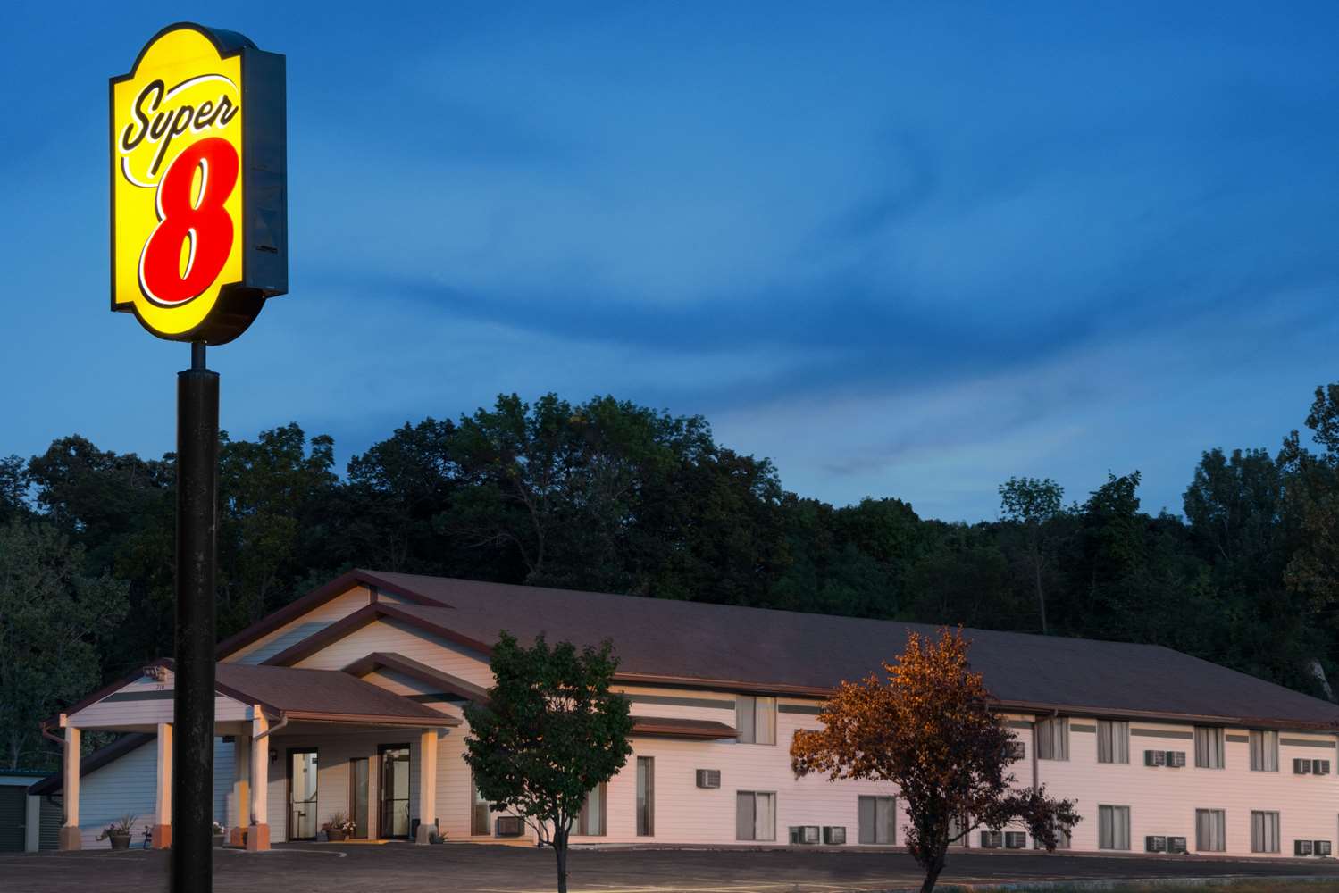 Super 8 By Wyndham Algona 1/6