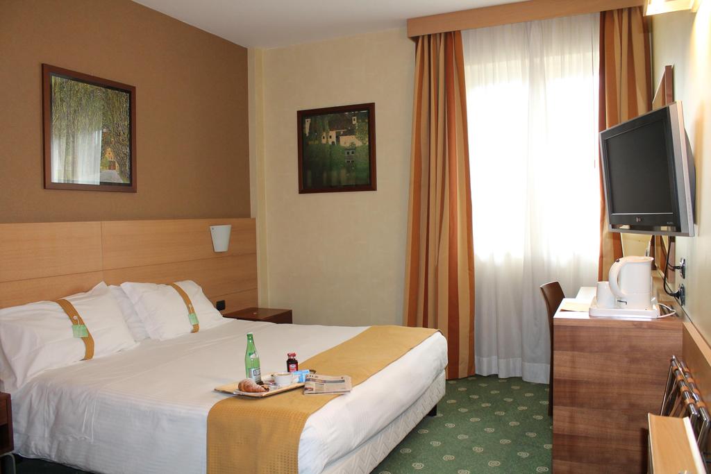 Room, Double Bed