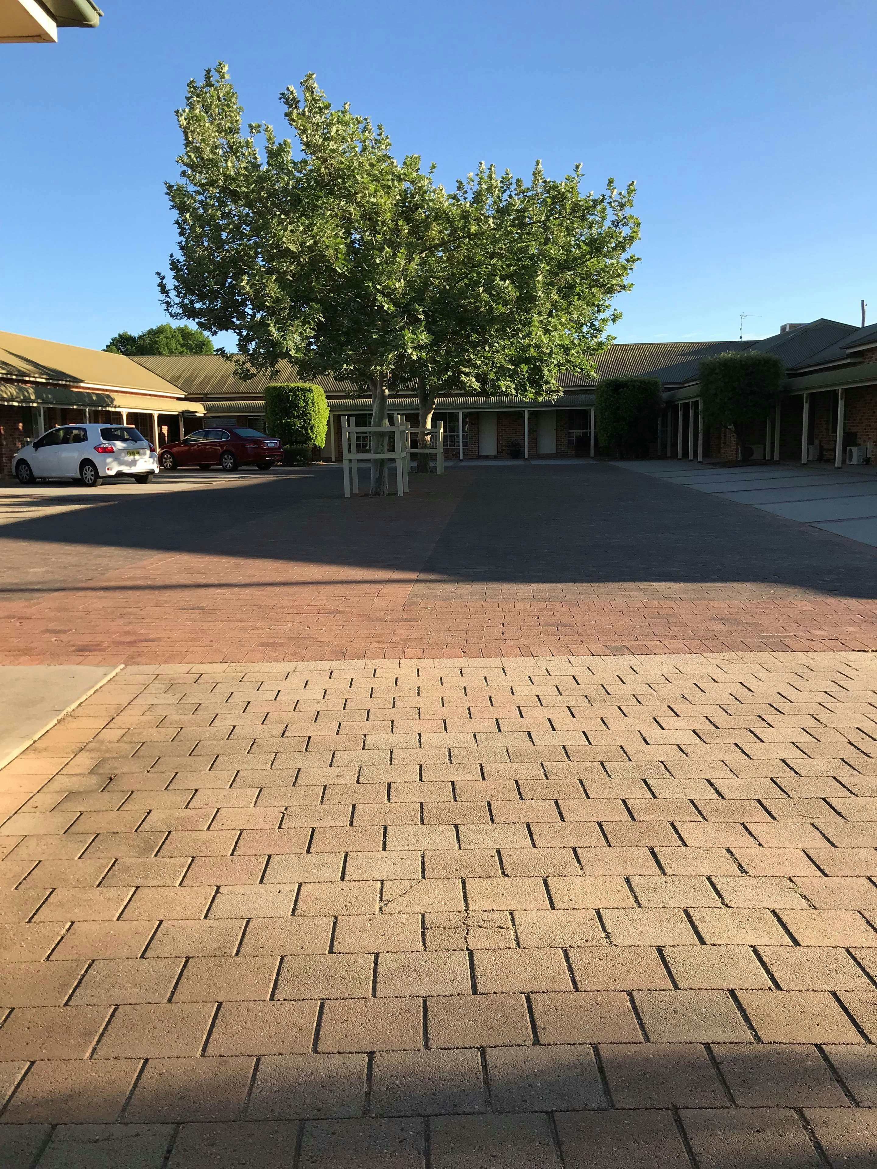 Country Gardens Motor Inn 32/33