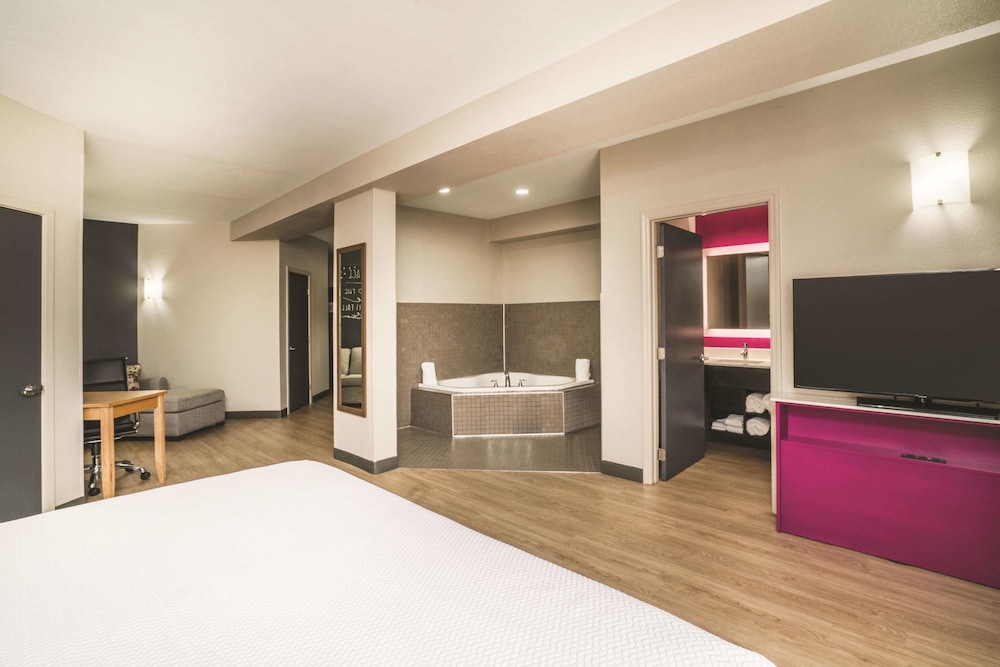La Quinta Inn & Suites by Wyndham Chattanooga-Hamilton Place 8/45