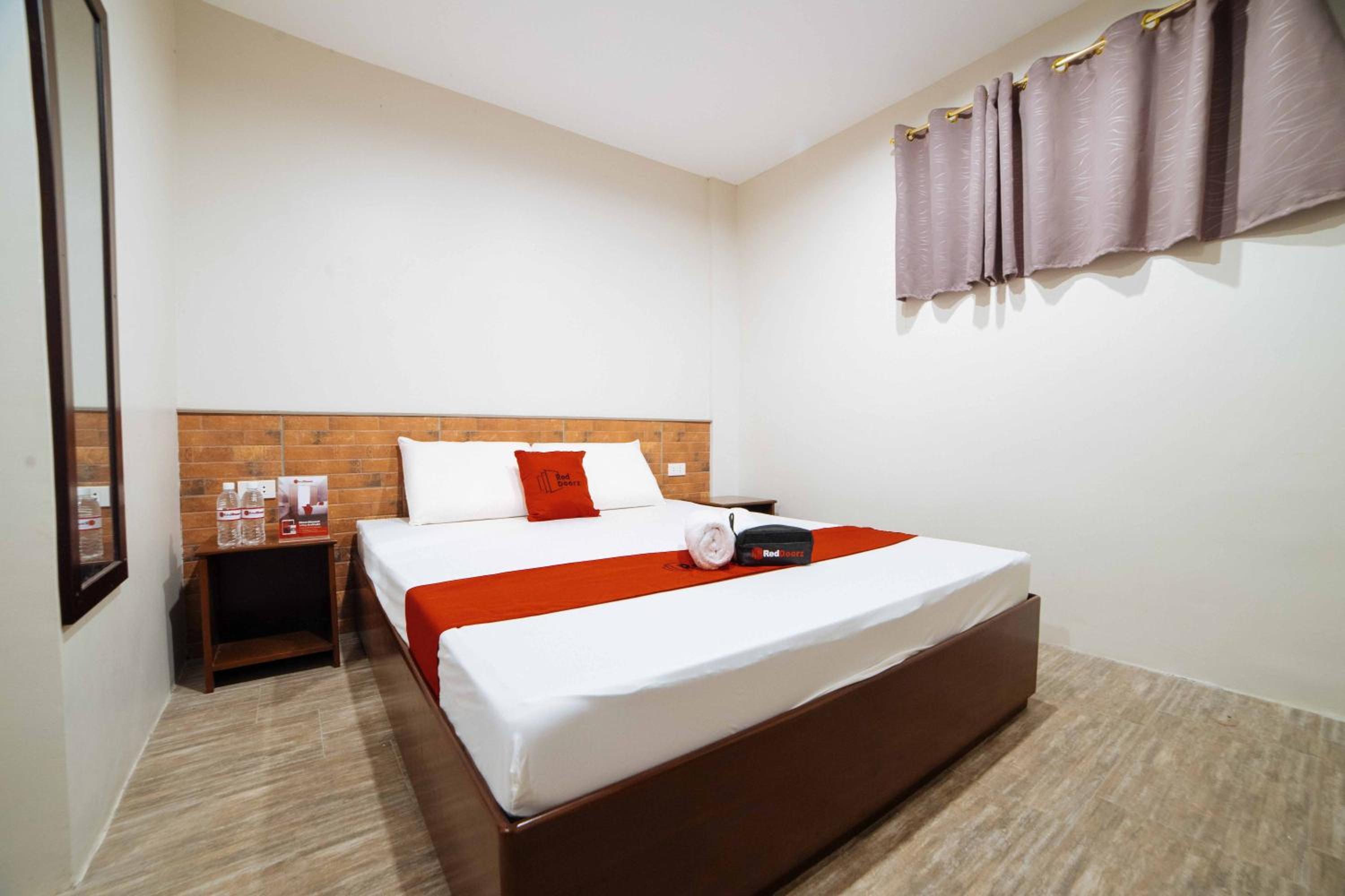 RedDoorz @ Traveler's Inn Bajada Davao 17/24