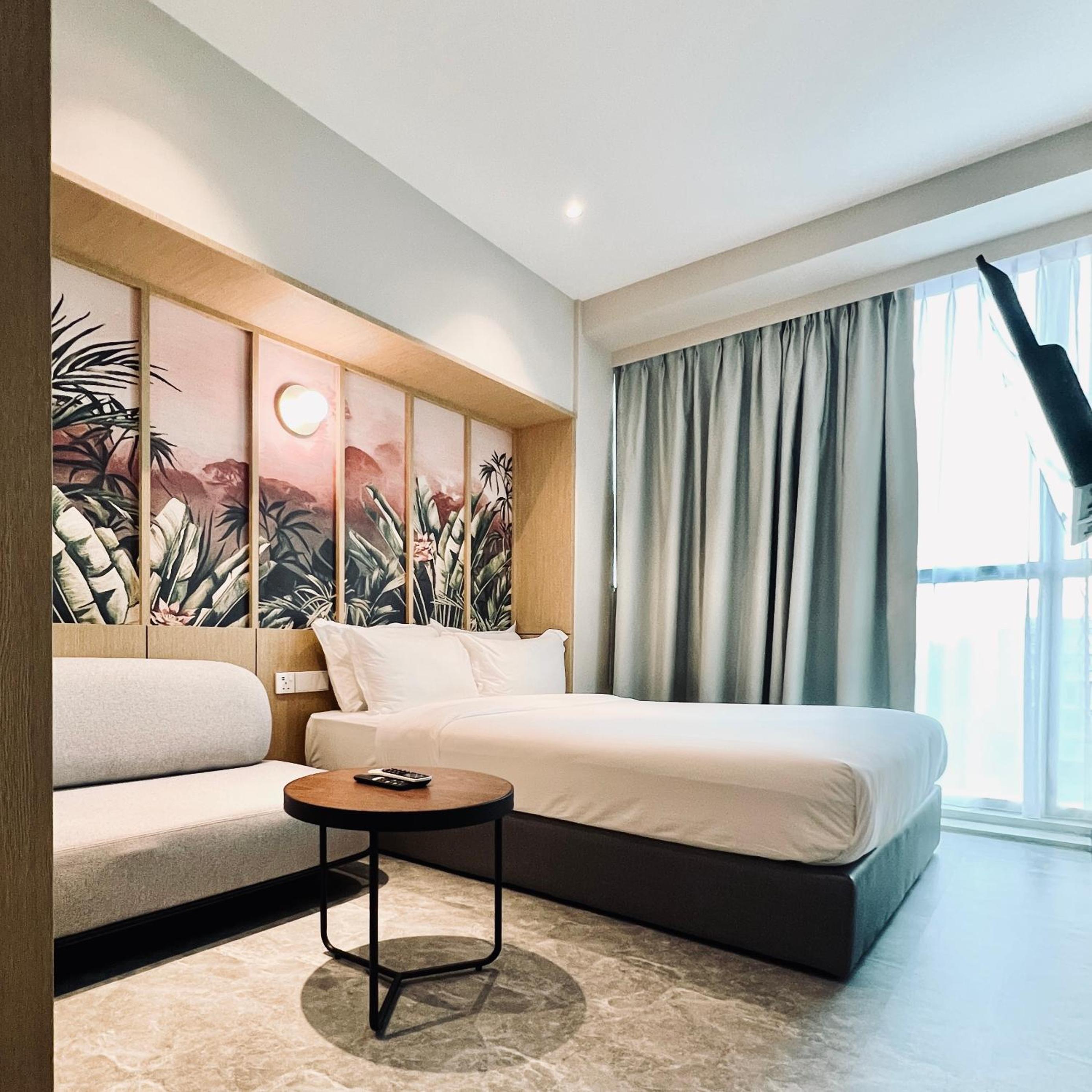 Superior, Queen Bed, Sunset View