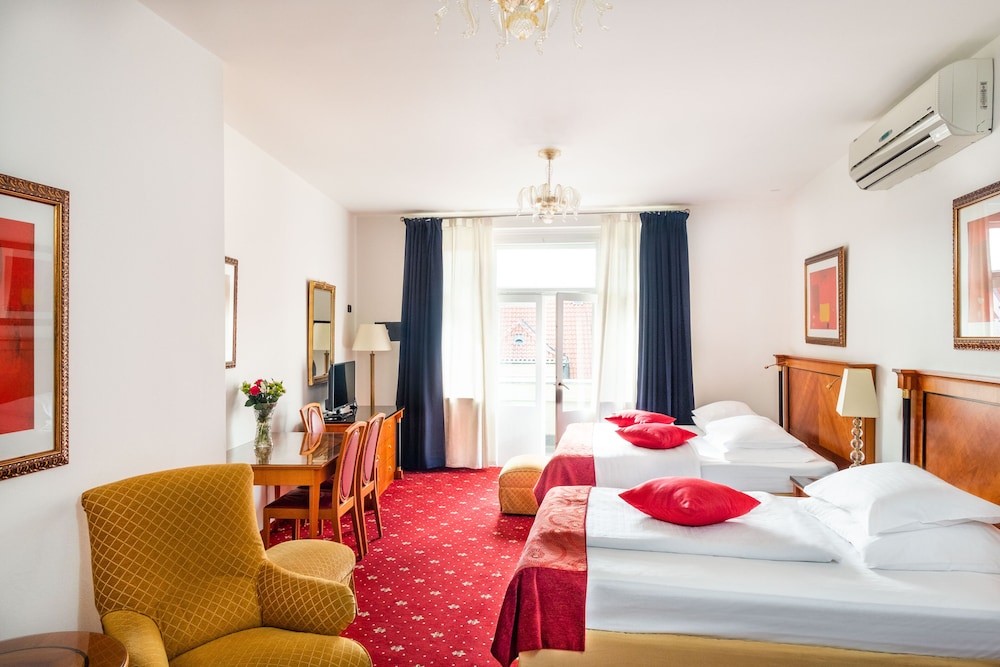 Room, Quadruple, King and Queen Bed