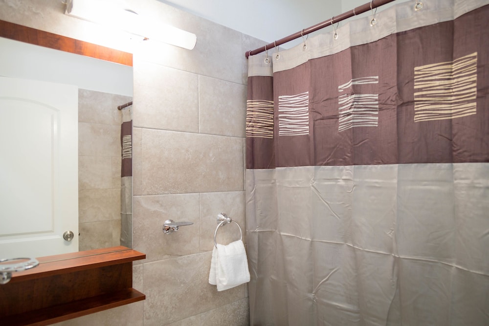 Centrally Located Guest Apartments 20/20