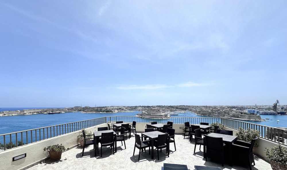 Grand Harbour Hotel 37/45