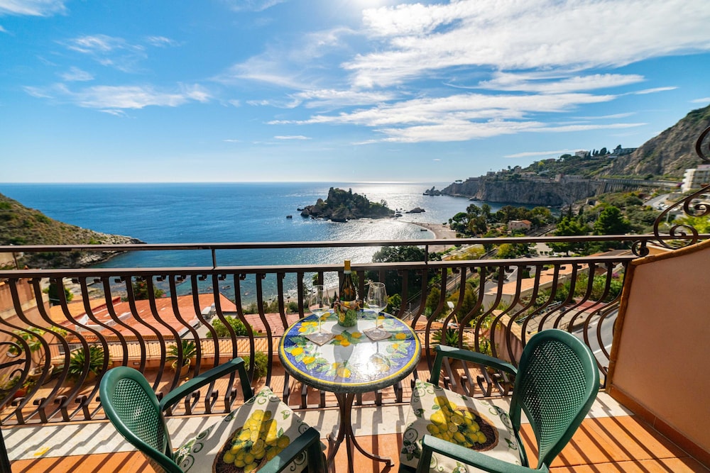Mendolia Beach Hotel 41/47