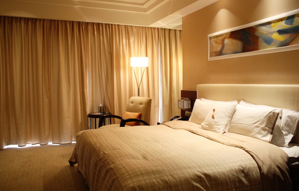 Suite, King Bed, City View