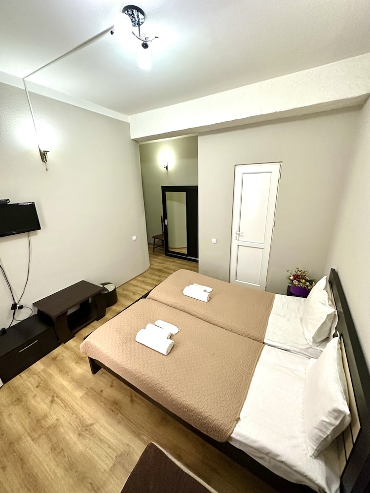 Qeroli Hotel 15/50