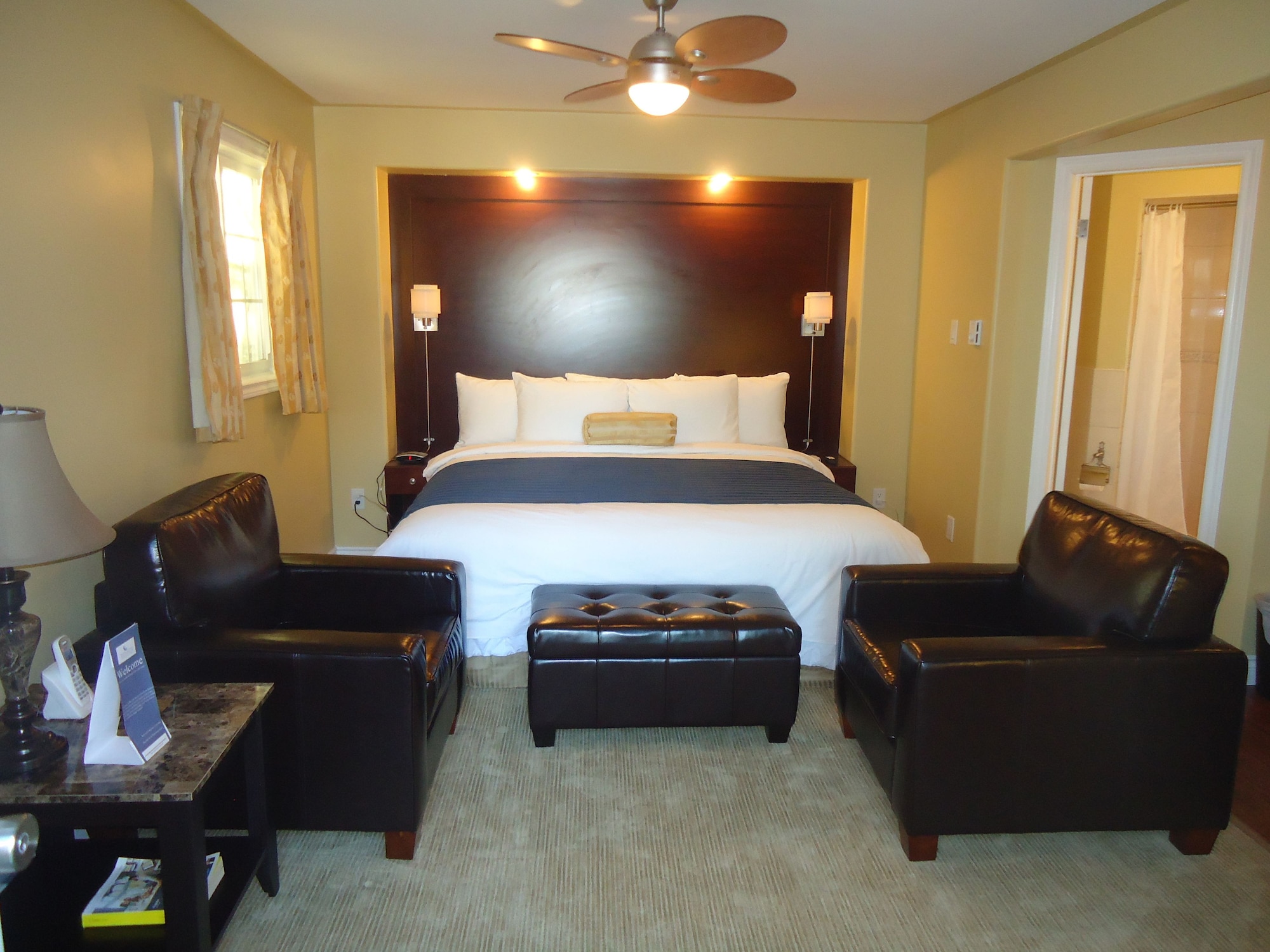 SUITE, KING BED, LAKE VIEW, BALCONY
