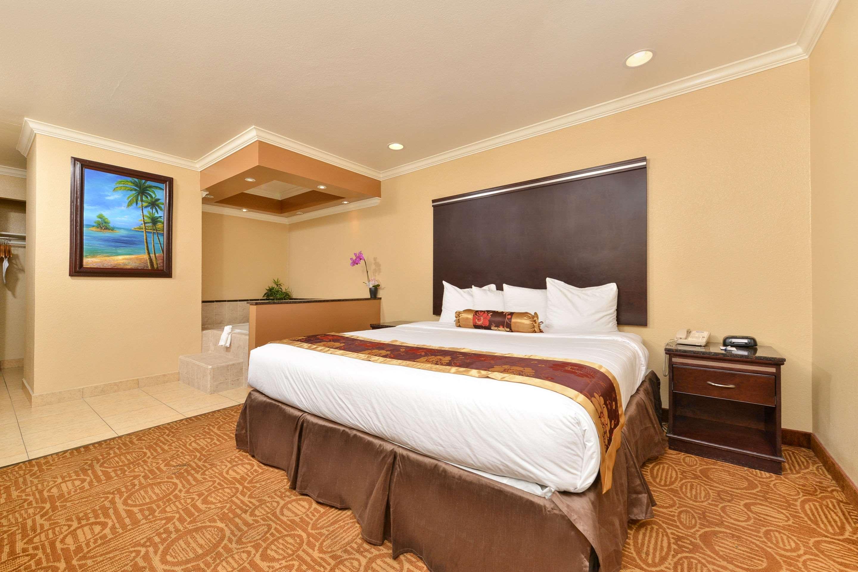 SUITE, KING BED