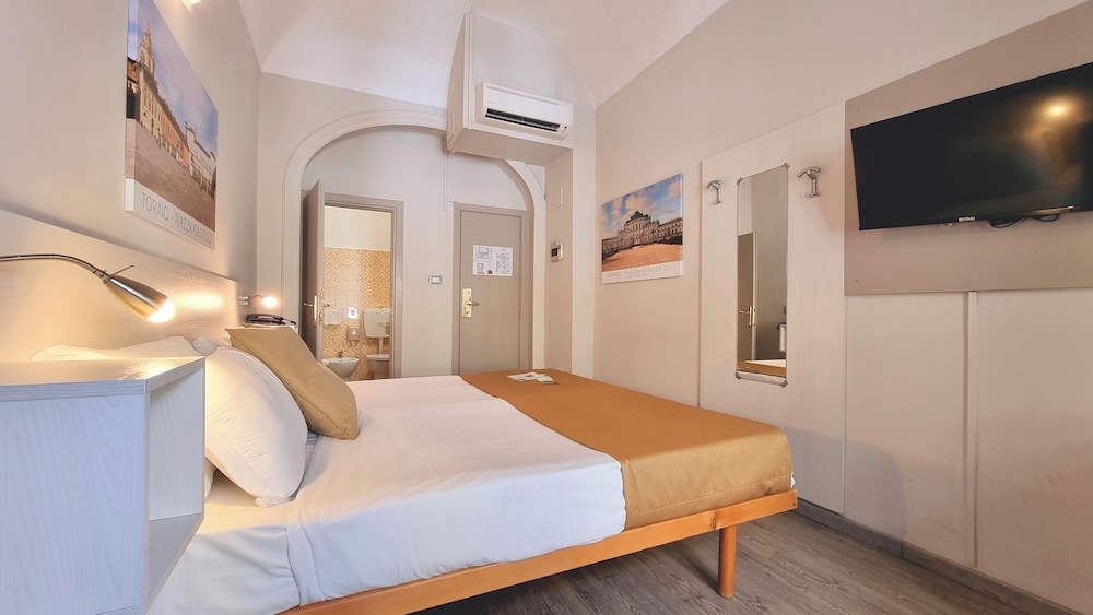 ROOM, DOUBLE BED
