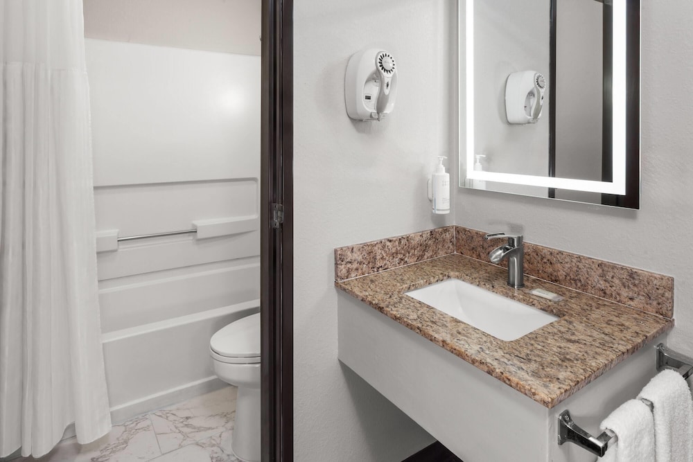 Days Inn & Suites by Wyndham Kaukauna WI 54/58