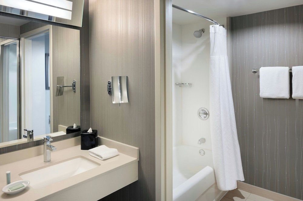 غرفة بسريرين كوين لذوي الإعاقة، Courtyard Chicago Downtown/Magnificent Mile 3/5